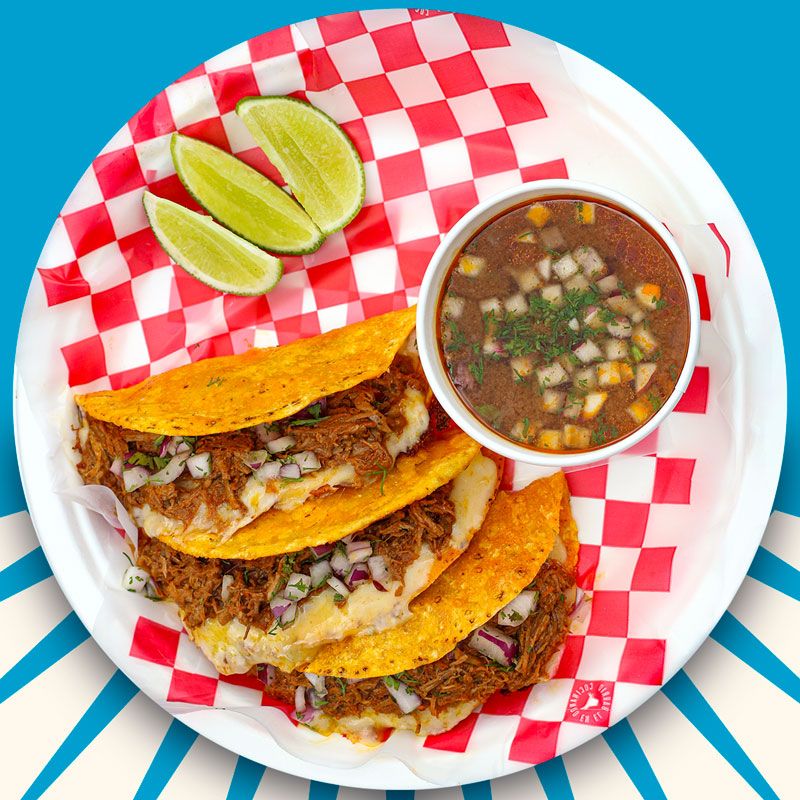Tacos de birria con su consomé